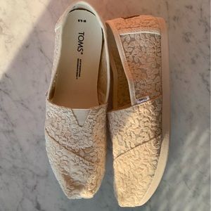 NWOT Toms women slip on shoes | nude/cream | Size 6.5